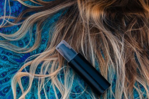 Sposoby na silne i błyszczące włosy. Czy wiesz, że powinnaś myć je odżywką?