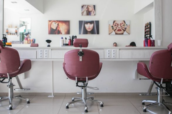 „Pij ciepłą wodę i dbaj o fryzurę”. Salon fryzjerski ma bardzo dziwne sposoby na walkę z koronawirusem