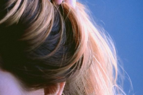 Rozjaśnione włosy bez użycia farby. 3 naturalne metody, które możesz zastosować w domu