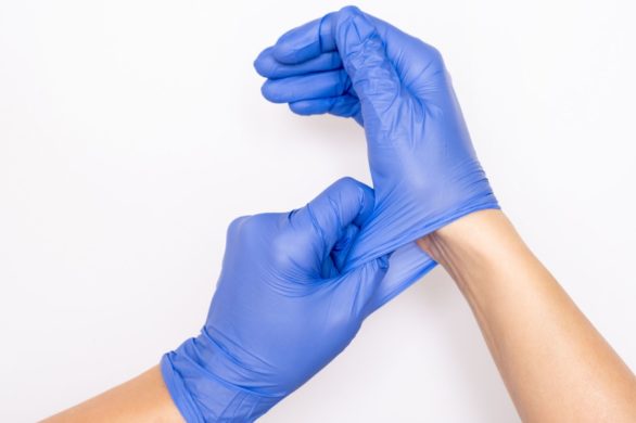 Koronawirus: źle zdejmowane rękawiczki jednorazowe mogą grozić zarażeniem