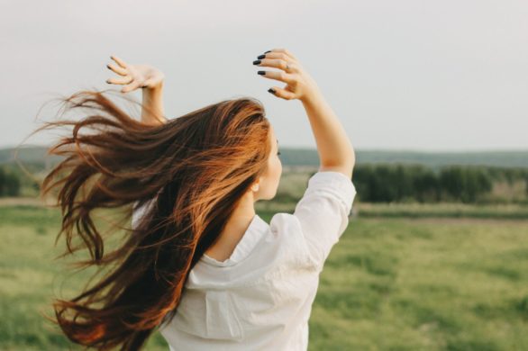 Zastosuj tych kilka trików, aby Twoje włosy przestały się puszyć