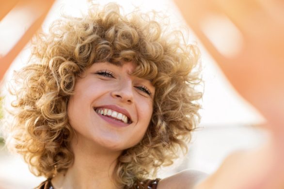 Dla właścicielek kręconych włosów. 7 sposobów na wydobycie idealnego skrętu!