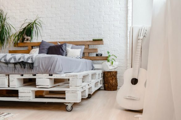 Łóżko z palet – modny i łatwy pomysł na aranżację sypialni!