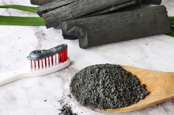 Domowa wybielająca pasta do zębów z aktywnym węglem