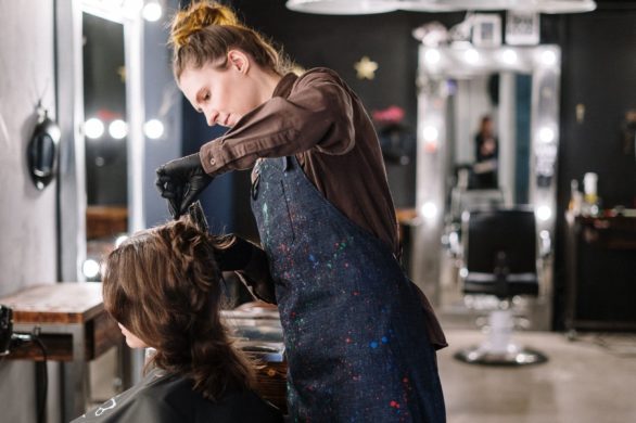 Mierzenie temperatury przed wizytą u fryzjera w centrum handlowym – co na to prawo?