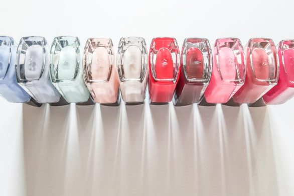 Te lakiery robią furorę na Instagramie. Świetnie się rozprowadzają i szybko schną!