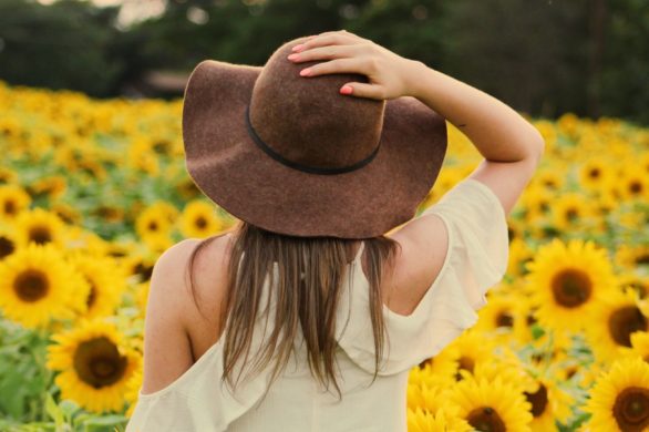 Słomkowy kapelusz dołączył do listy modowych trendów, które możesz kupić w Biedronce. Jest w świetnej cenie!