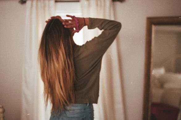 Wyprostowane włosy bez prostownicy? Ta sztuczka na Tik Toku to magia!