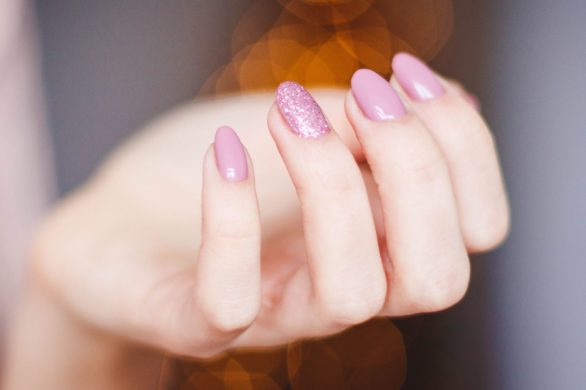 Lawendowe inspiracje na manicure. Przenieś najgorętszy trend tego lata na swoje paznokcie