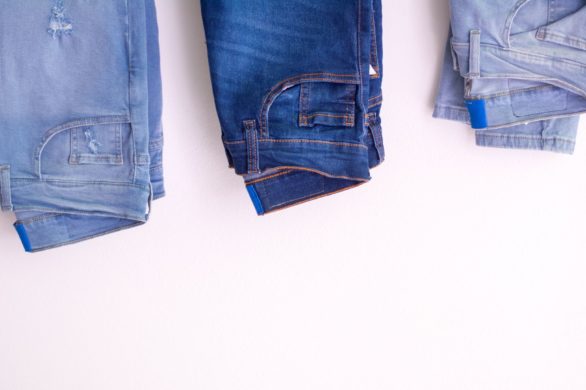 Jeansy to świetny materiał, który z łatwością poddasz recyklingowi. Te pomysły na DIY z jeansu zachwycają!