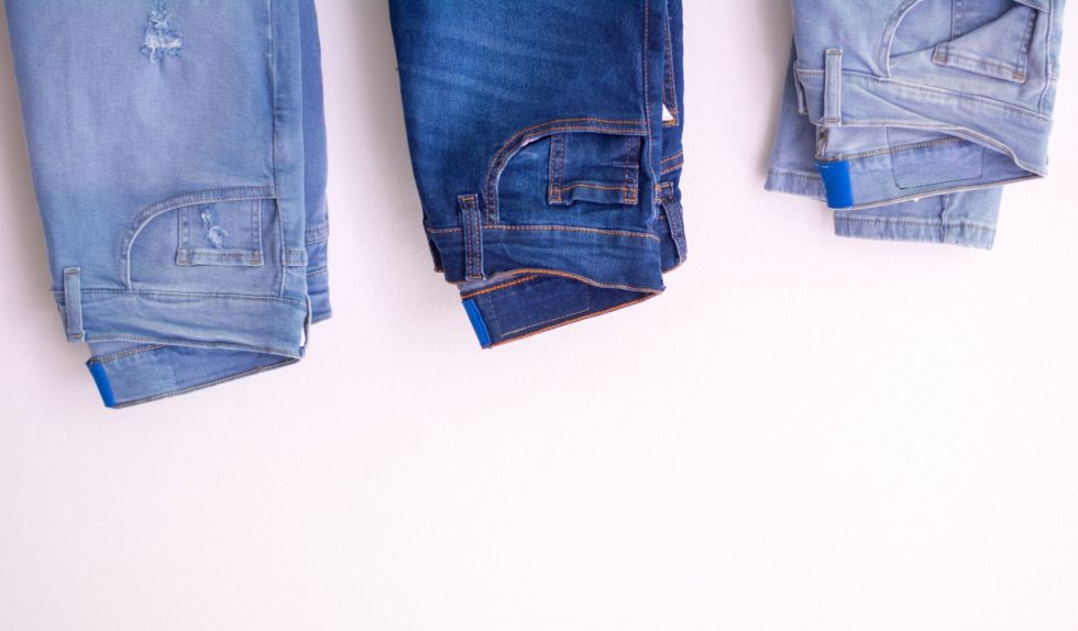 Jeansy to świetny materiał, który z łatwością poddasz recyklingowi. Te pomysły na DIY z jeansu zachwycają!