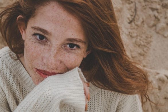 Pokochaj swoją naturalność! Jak zadbać o piegi w okresie letnim