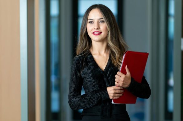 Jak latem ubrać się do biura? 5 niezawodnych porad, które pomogą Ci przygotować odpowiednią stylizację