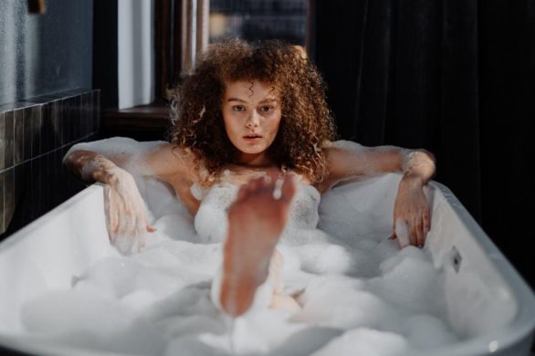 Gładkie stopy przez całe lato! Wystarczy jeden domowy zabieg. To hit na Tik Toku