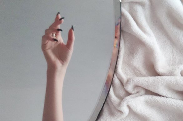 Jesienny manicure w odcieniach brązu, złota i pomarańczu. Inspiracje idealne na pierwszy dzień jesieni!