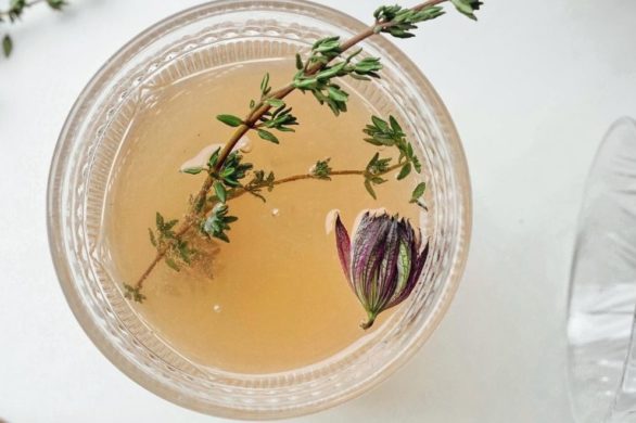 Naturalna kuracja na ujędrnienie i powiększenie piersi. Wypróbuj napar z kozieradki