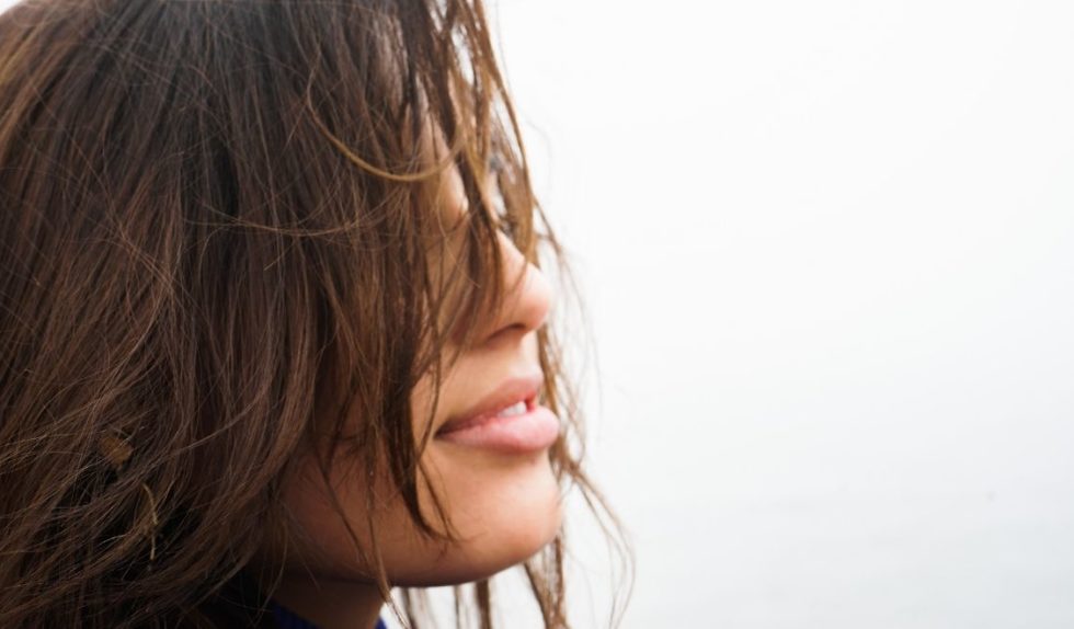 Stylizacja włosów w deszczowe dni – oto, co pomoże na puszące się włosy