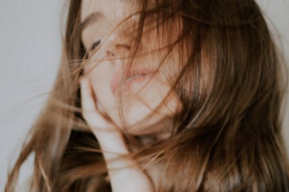 Prosty sposób, dzięki któremu ustalisz czy Twoje włosy są przesuszone. Wystarczy szklanka z wodą