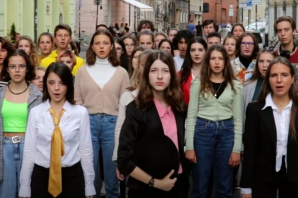 „Każdy z nas został ubrany inaczej” – akcja społeczna licealistów z Krakowa o akceptacji i wsparciu dla osób dyskryminowanych