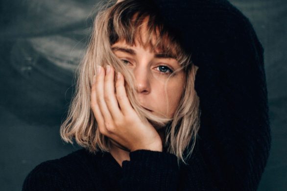 Błyskawiczna kontrola nad puszeniem włosów! Oto kosmetyki, z którymi nie rozstaje się jesienią