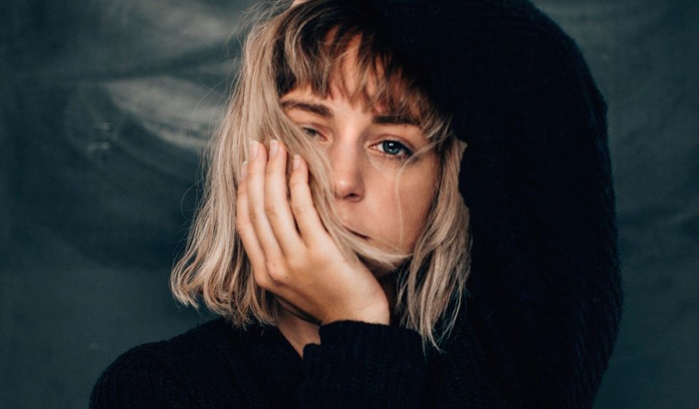 Błyskawiczna kontrola nad puszeniem włosów! Oto kosmetyki, z którymi nie rozstaje się jesienią