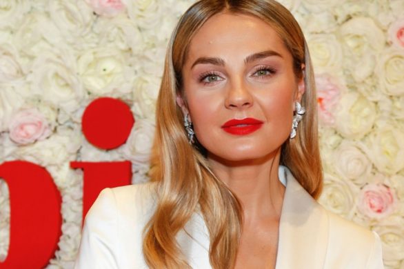 Małgosia Socha w ślicznym świątecznym sweterku z kokardkami. Cudny model kupimy teraz w promocji!