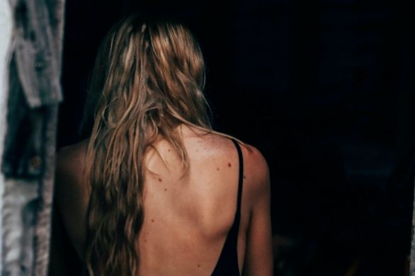 Tłusta skóra głowy i przesuszone końce pasm to najgorsze połączenie. Zastosuj się do tych szczegółowych wskazówek pielęgnacji włosów mieszanych