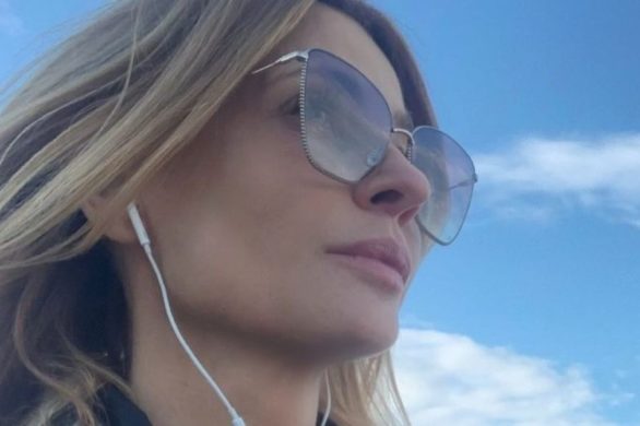 Aneta Kręglicka lansuje modę na dawno zapomniany element garderoby. Podoba Wam się ta stylizacja?