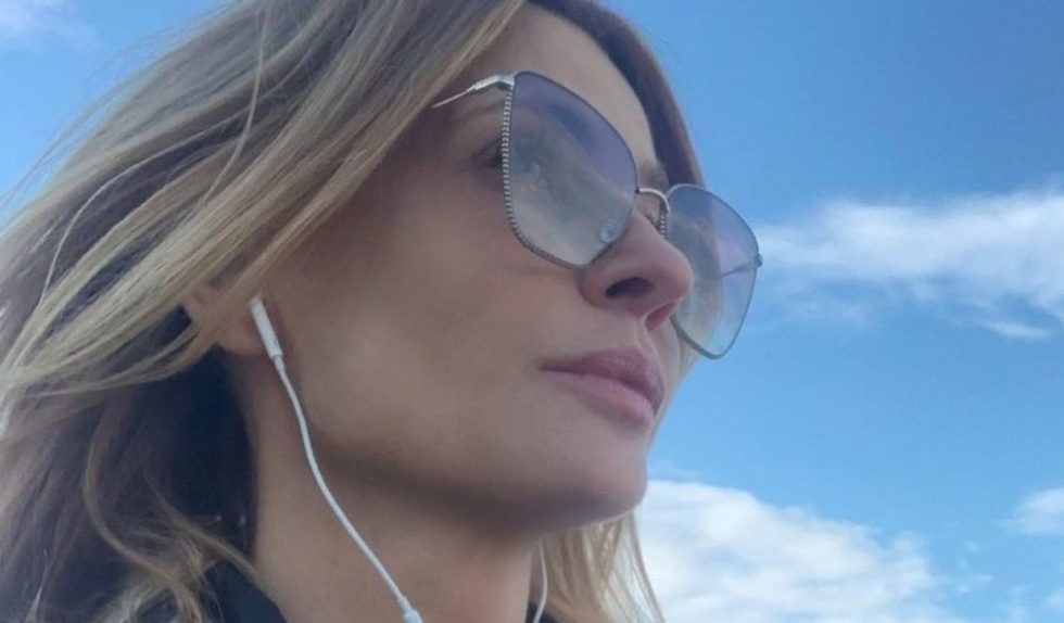 Aneta Kręglicka lansuje modę na dawno zapomniany element garderoby. Podoba Wam się ta stylizacja?
