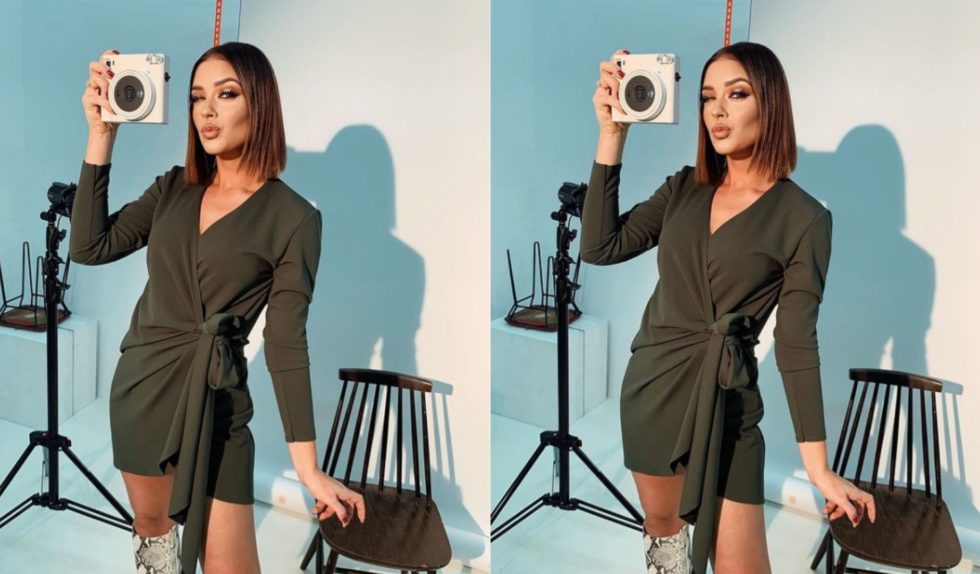 Klaudia Halejcio świetnie zna najgorętsze trendy sezonu! Ta sukienka w kolorze szarego melanżu to wybór numer jeden na zimowe dni