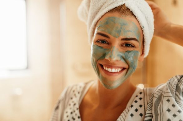 Jak zapobiec powstawaniu pryszczy? Wprowadź do rutyny TE czynności. Gładka skóra bez skaz gwarantowana