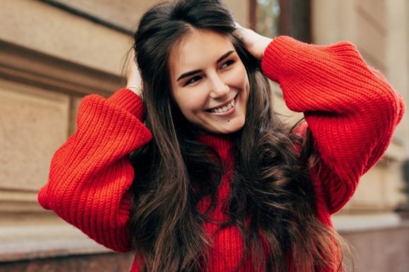 Nawyki, przez które niszczysz swoje włosy nawet o tym nie wiedząc. Lepiej przestań to robić