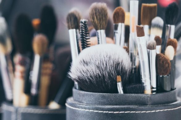 Internautki zmieniły przeznaczenie tego kosmetyku. Perfekcyjnie domywa pędzle do makijażu i kosztuje grosze!