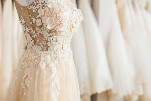 Trendy w sukniach ślubnych w 2021 roku. Zobacz, co będzie modne w tym roku!