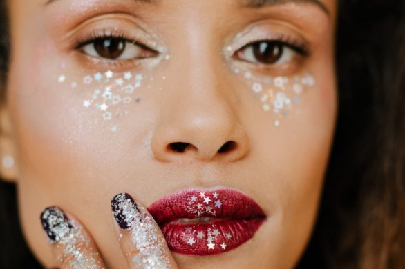 5 oznak wskazujących na przedwczesne starzenie się skóry. Zmarszczki to nie jedyny problem