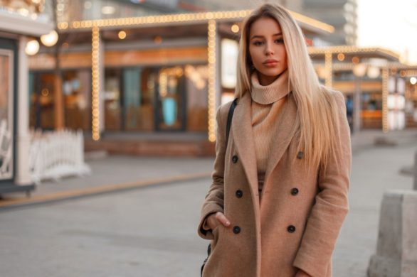 Płaszcz typu trencz ze Stradivariusa. Takiej oferty nie można przegapić. Jego cena mocno Cię zaskoczy