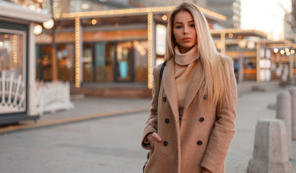 Płaszcz typu trencz ze Stradivariusa. Takiej oferty nie można przegapić. Jego cena mocno Cię zaskoczy