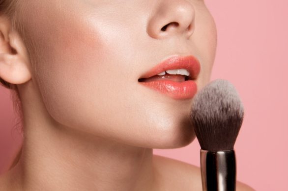 5 wskazówek jak nakładać róż na policzki, by zyskać naturalny efekt świeżej i promienistej skóry