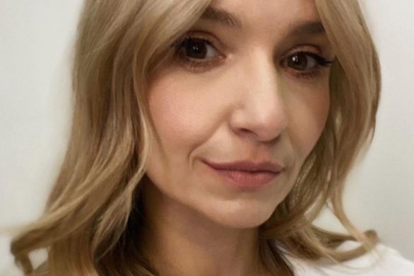 Joanna Koroniewska w świetnej casualowej stylizacji. Tę kurtkę kupisz za grosze!