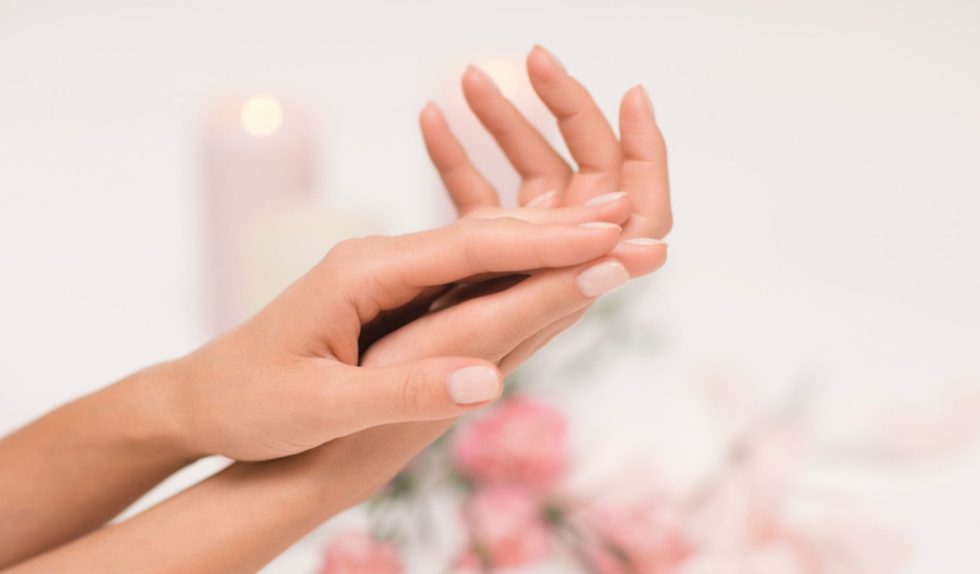 Manicure biologiczny – pielęgnacja na najwyższym poziomie. Poprawia kształt paznokci, nabłyszcza i intensywnie je wzmacnia Manicure biologiczny – pielęgnacja na najwyższym poziomie. Poprawia kształt paznokci, nabłyszcza i intensywnie je wzmacnia
