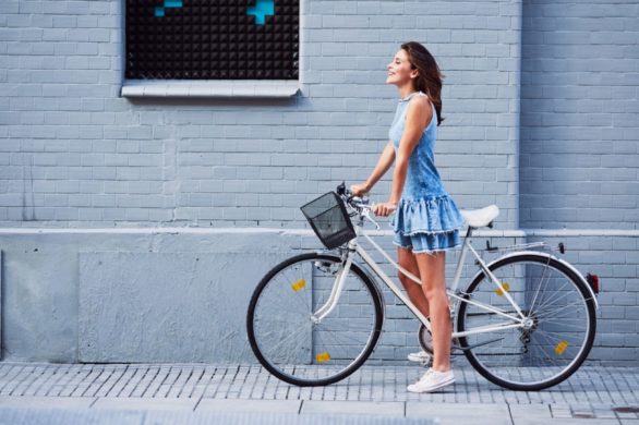 Ta sukienka będzie największym hitem wiosny. Pięknie modeluje sylwetkę!