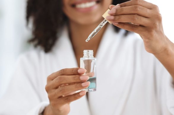 Olejowanie twarzy –  co musisz wiedzieć, zanim sięgniesz po olejek. Jaki rodzaj wybrać i jak włączyć go do pielęgnacji