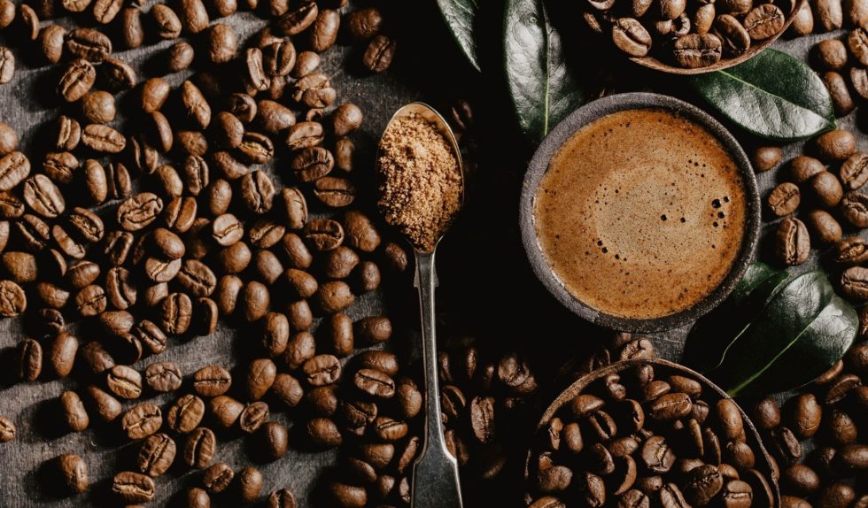 Pielęgnacja zero waste: nie wyrzucaj fusów z kawy! Zamiast tego wykorzystaj je w… pielęgnacji! Pielęgnacja zero waste: nie wyrzucaj fusów z kawy! Zamiast tego wykorzystaj je w… pielęgnacji!