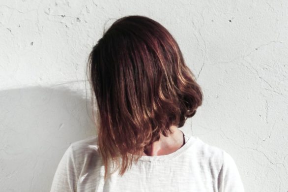 Przetłuszczające się włosy – jak o nie zadbać, by na dłużej zachować ich świeżość i objętość