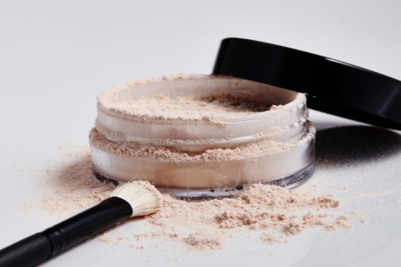 Ten puder transparentny świetnie utrwala makijaż i wygładza cerę. Teraz kupisz go w promocji!