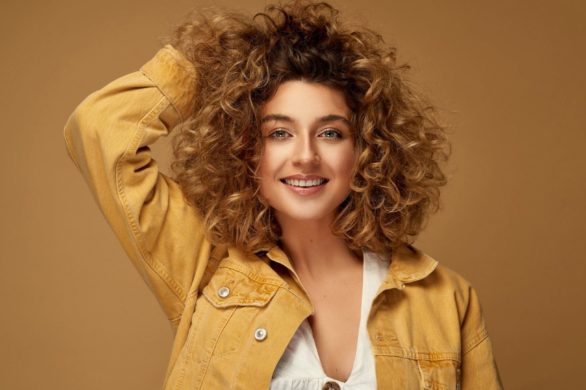 Masz kręcone włosy, które nie chcą się układać? Być może popełniasz ten jeden błąd