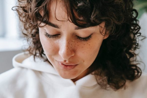 Piegi na twarzy – sposoby na stworzenie lekkiego, wiosennego makijażu
