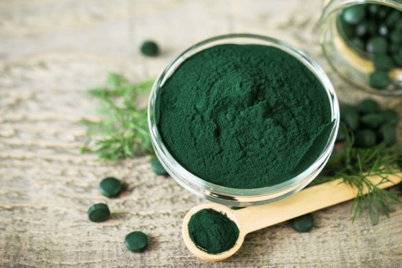 Spirulina pomoże cerze trądzikowej. To dlatego powinnaś włączyć ją do pielęgnacji!