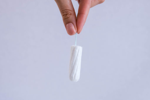 Tampony z liści banana. Są przyjazne środowisku i pomagają walczyć z ubóstwem menstruacyjnym