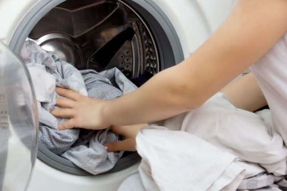 Prosty sposób na usunięcie z białych ubrań zażółceń. Nie musisz ich wyrzucać!